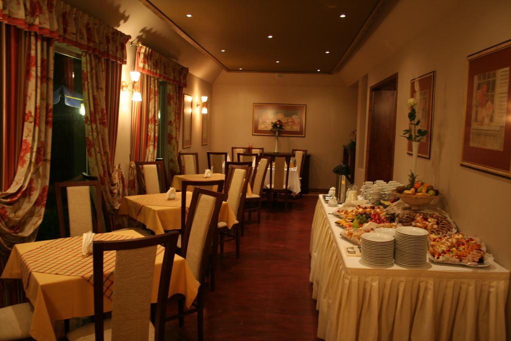 Hotel Tenishouse Marki  Εξωτερικό φωτογραφία