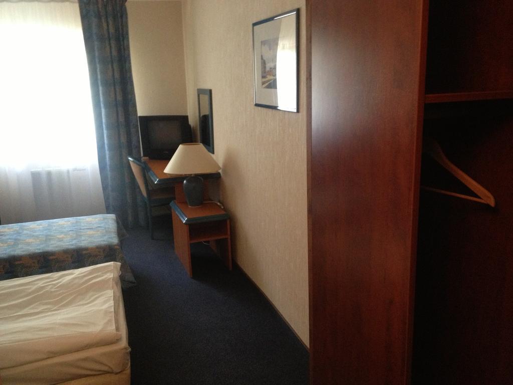 Hotel Tenishouse Marki  Δωμάτιο φωτογραφία