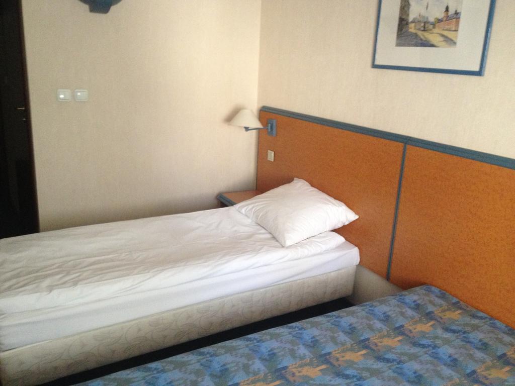 Hotel Tenishouse Marki  Δωμάτιο φωτογραφία